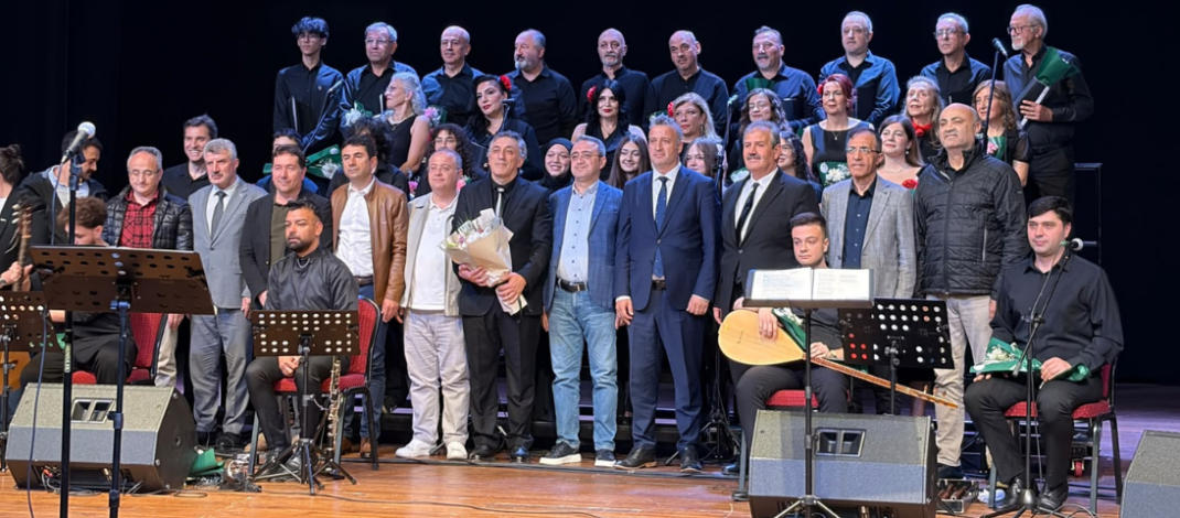 ONUR ATEŞ ANADOLU LİSESİNDEN “TOZLANMIŞ TÜRKÜLER” KONSERİ